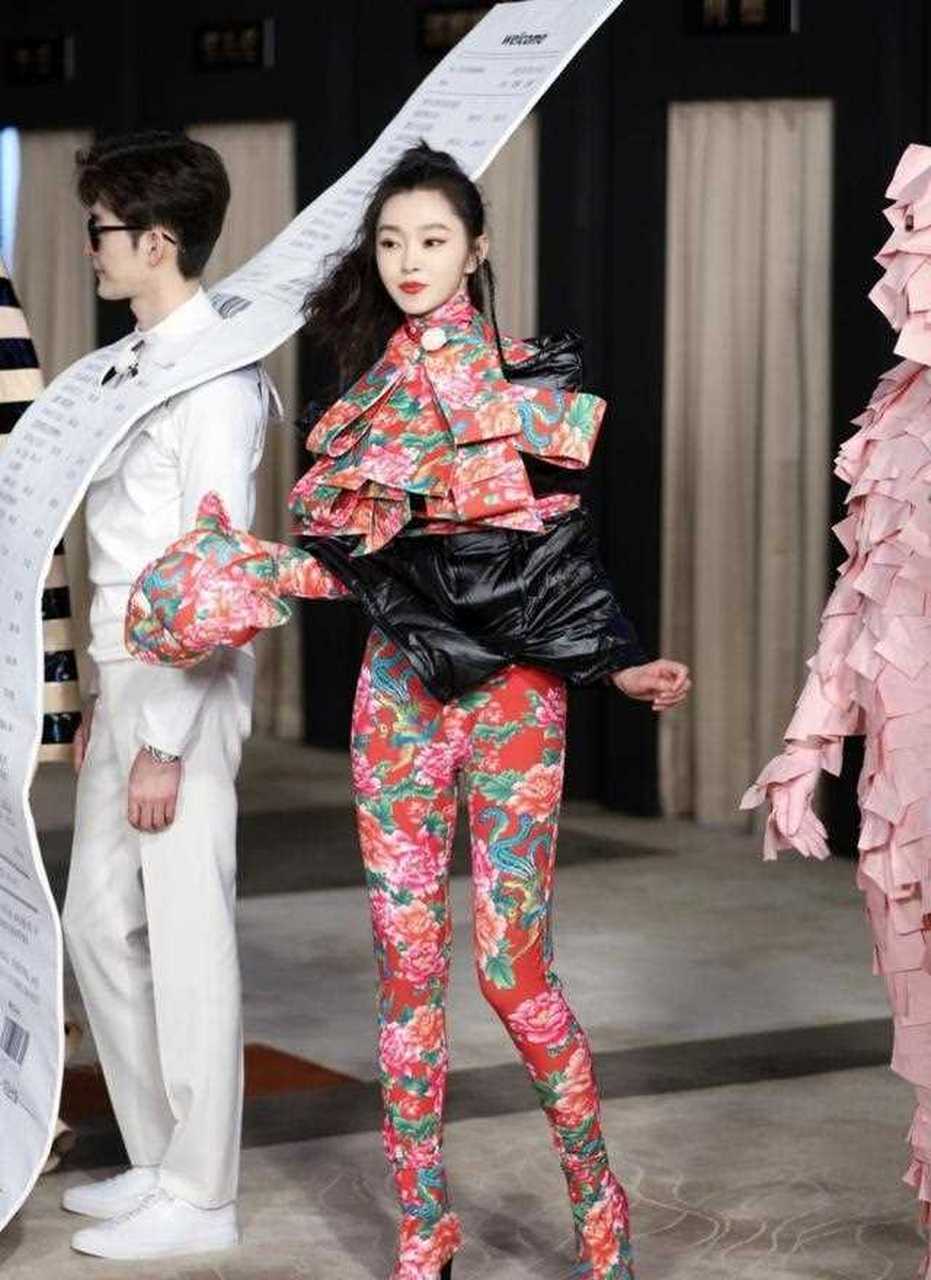 宋轶在最新一期《奔跑吧兄弟》里面的这个"乡土风棉袄"真的是有点"辣