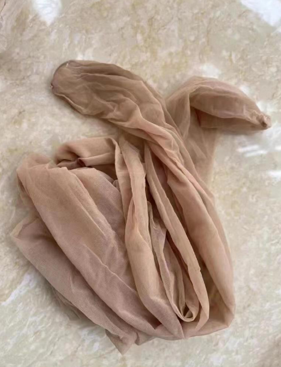 单位的女同事老是把穿过的丝袜乱扔,整个办公室都是一股酸臭味,我该