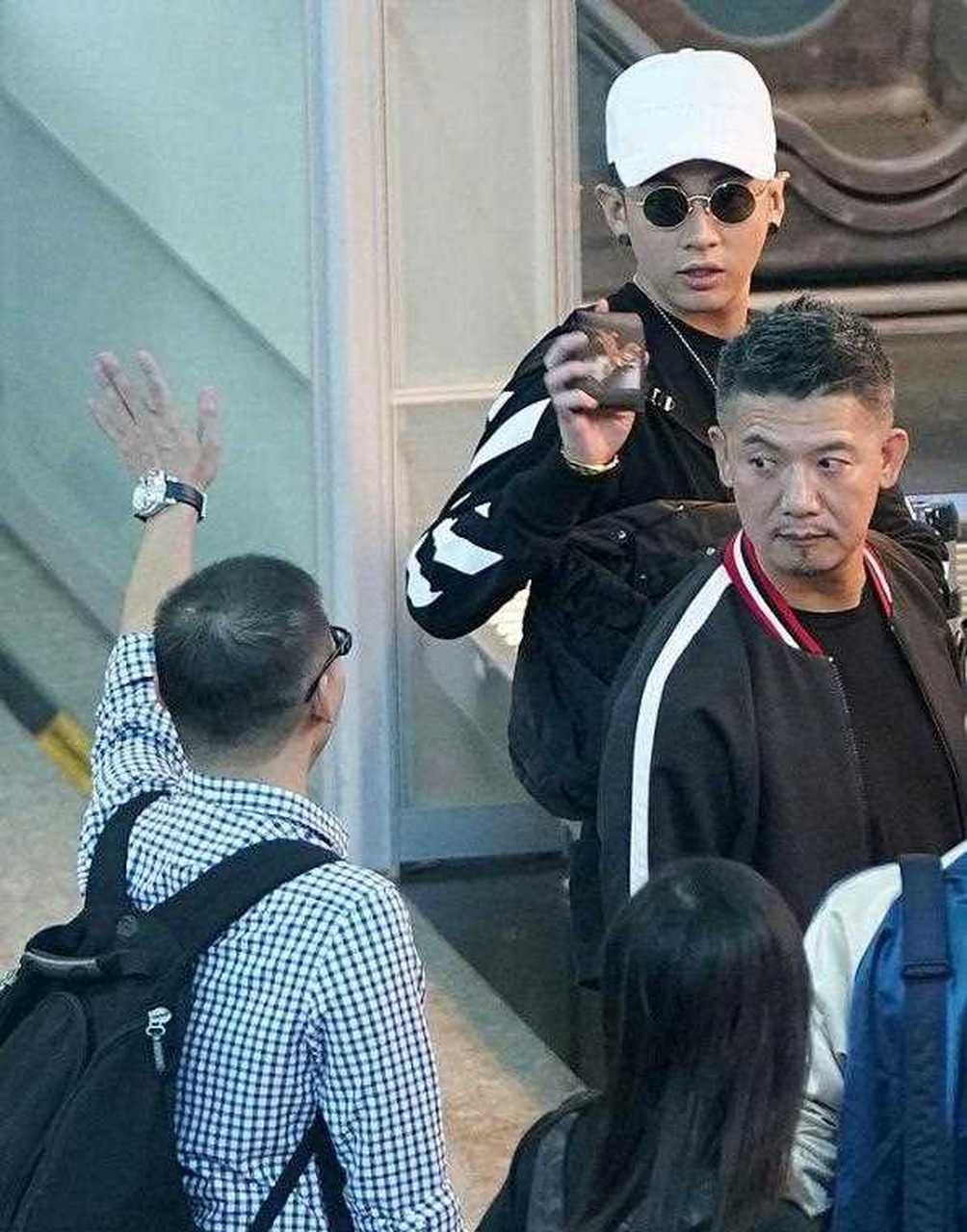 很久没消息的柯震东和爸妈出现在机场,这是要发福了的节奏