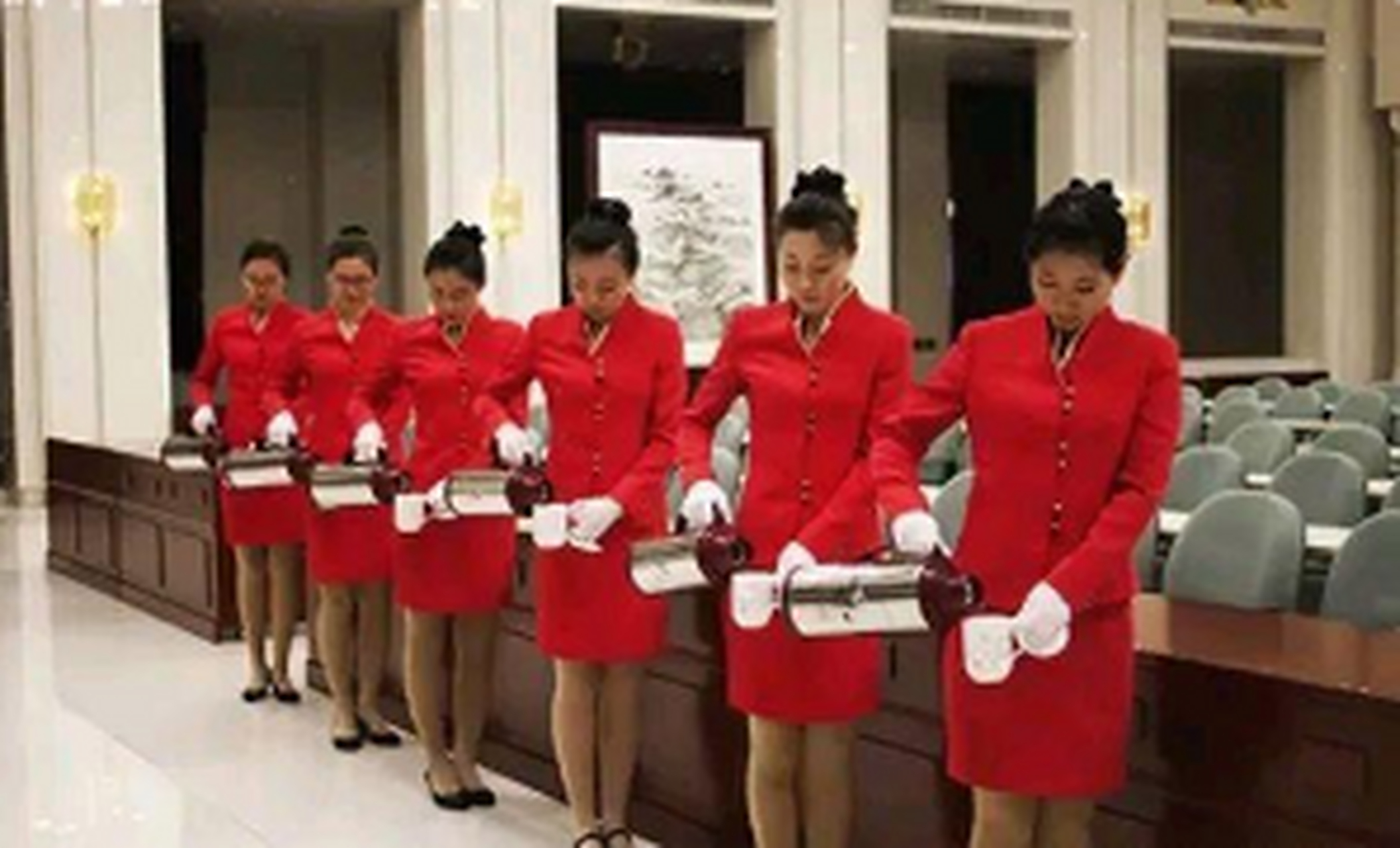 建议以后取消这些斟茶倒水的服务员,我们现在要建设节约型社会,这个也