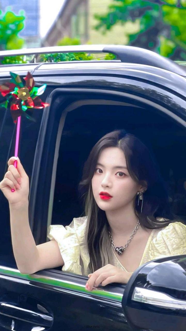 杨超越气质清纯,波浪卷发清纯不失妩媚