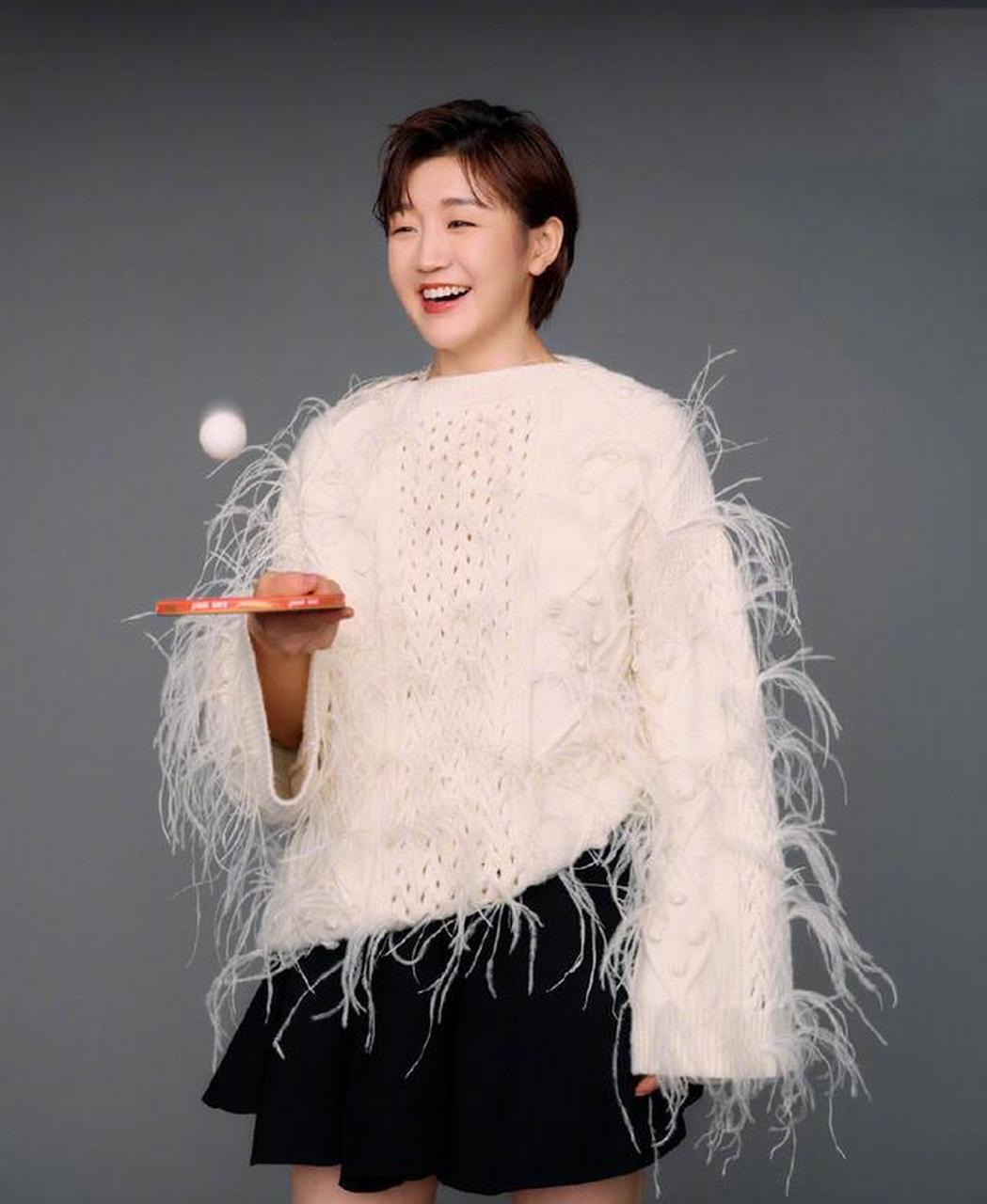 黄晓明表妹陈梦登时尚杂志,赤脚丫直接坐在地上,穿短裙身材太赞