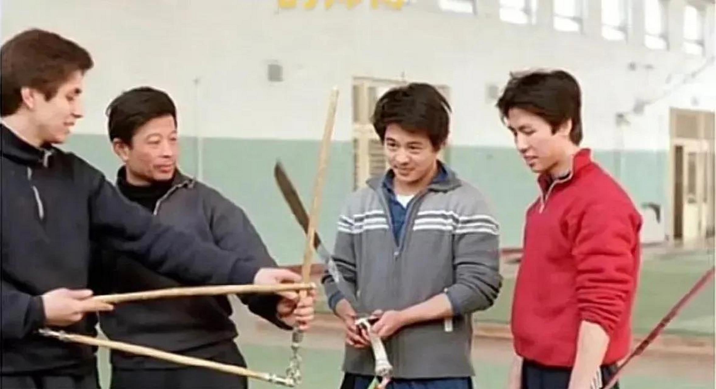 1978年,年轻的迟重瑞穿着t恤短裤,手里拎着一大包东西,站在营房门口.