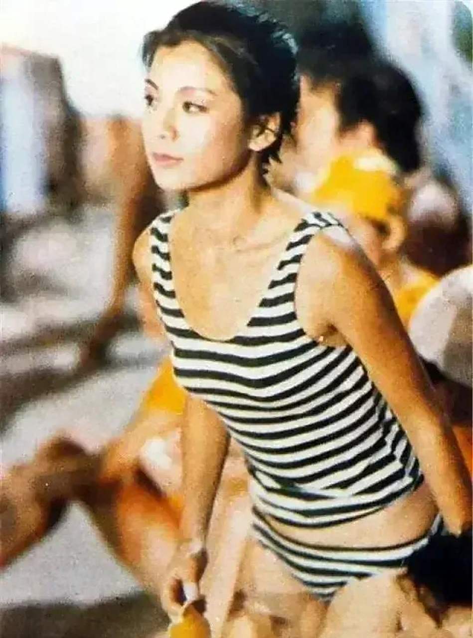 gif创作人# 翁美玲年轻时的泳装照片,曾经的她如花似玉,俊俏秀气