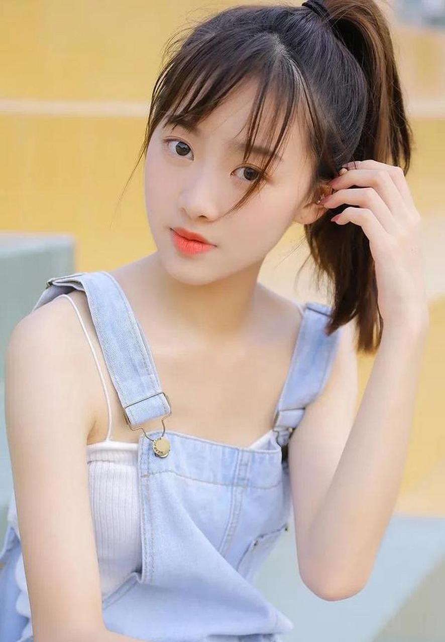 单马尾女孩牛仔背带裤室外写真