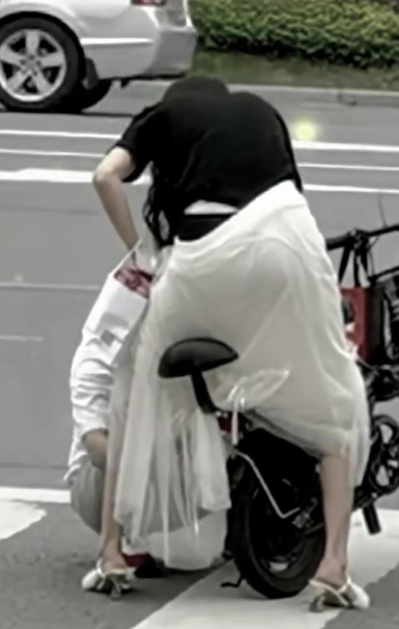 看来穿裙子真的是不可以骑自行车了.[抠鼻]