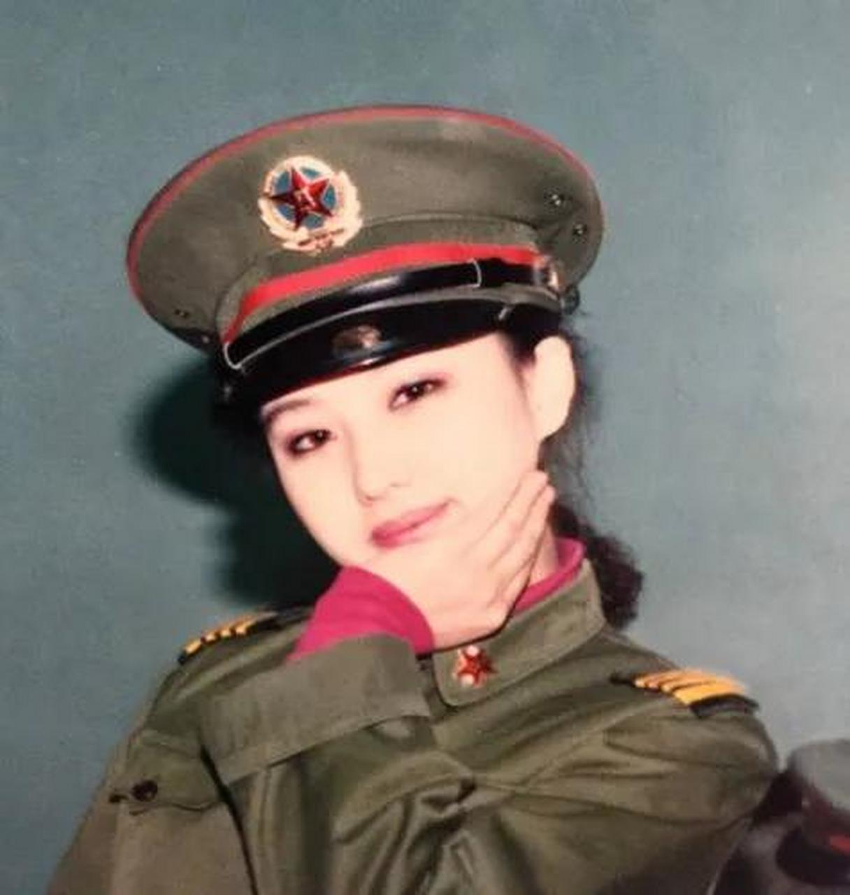 你是否还记得上个世纪90年代穿着军装,可爱俊秀的女兵照片?