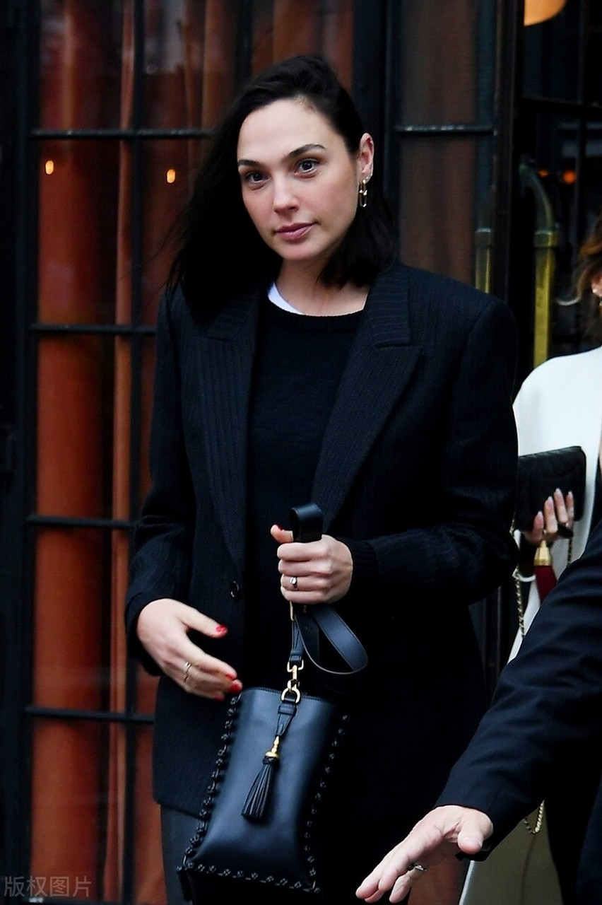 盖尔·加朵纽约街拍,黑色西装搭配紧身皮裤低调干练!