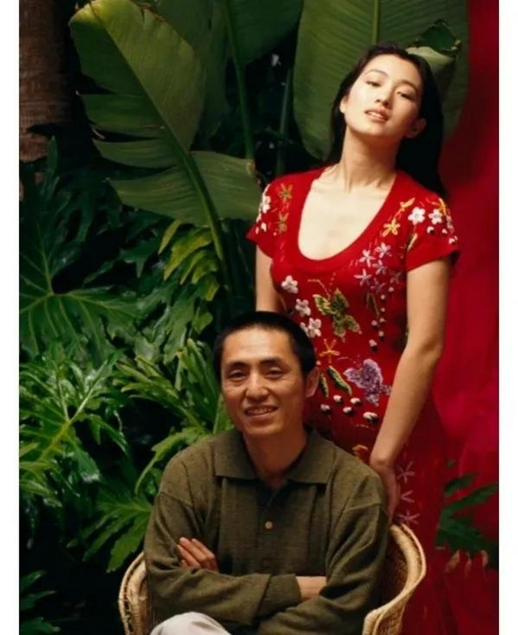 巩俐和张艺谋的老照片,那时候巩俐真美,张艺谋也帅