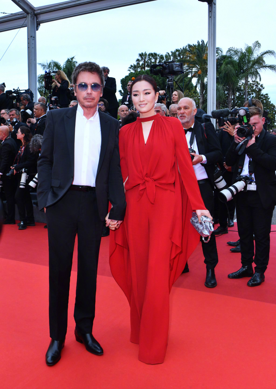 巩俐与丈夫牵手走红毯# 巩俐和法国丈夫让-米歇尔·雅尔亮相《侗Ζ