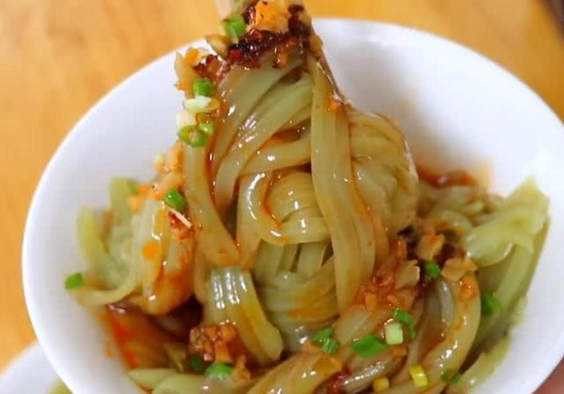 唐河民间即用碗豆粉,薯干等制作凉粉,由于这些原料制成的凉粉质脆,不