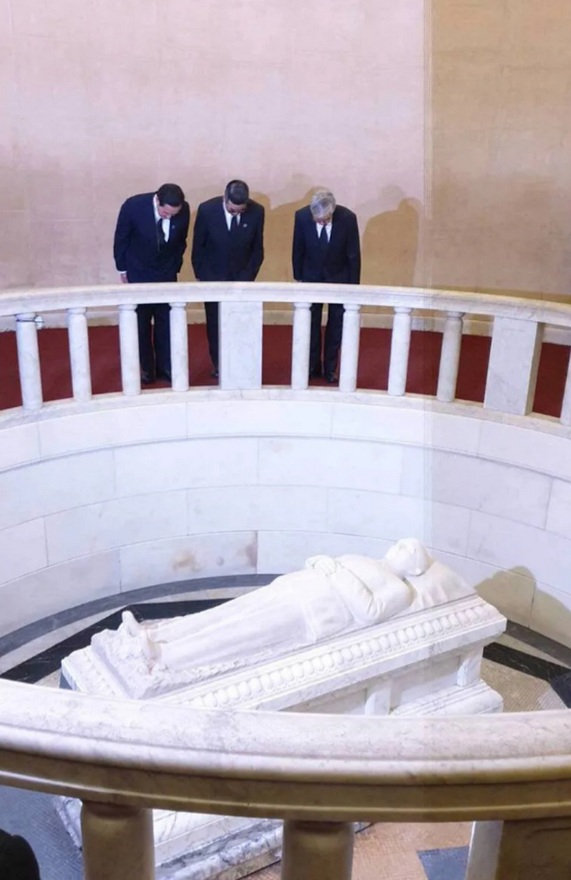 南京中山陵的后殿 墓室 "池"内石雕棺椁 类似于欧洲贵族墓葬样式,棺盖