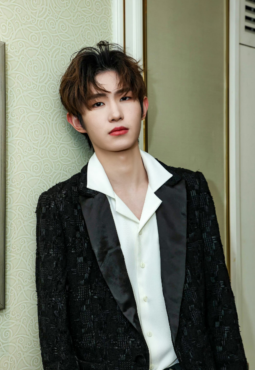 一诺西装好帅#  @ag一诺ovo 的微博之夜西装造型来啦!帅气满分