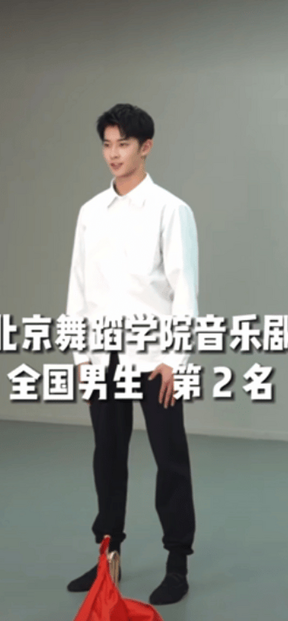 余嘉诚北电,中戏,上戏都是第一,这真紫薇星了吧?成绩太突出不火没天理