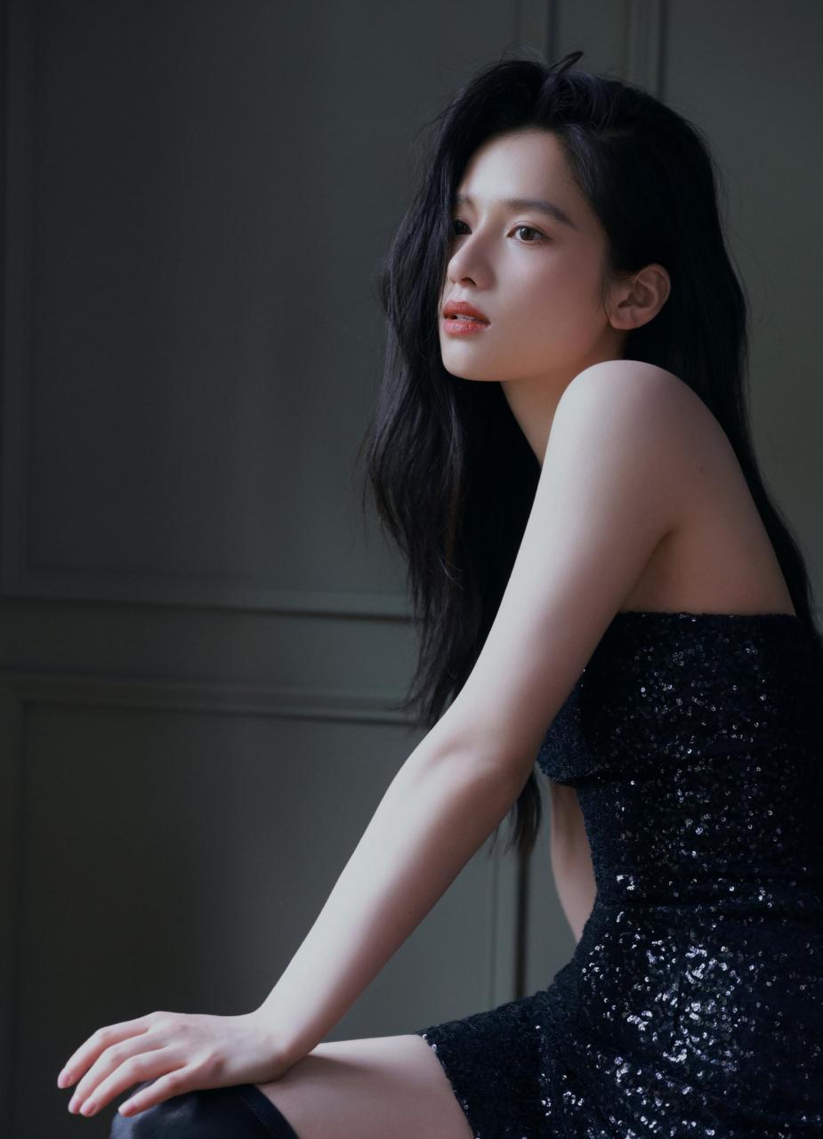 张婧仪卷发红唇亮片抹胸裙写真,好辣好美,一双长腿真实又抢眼