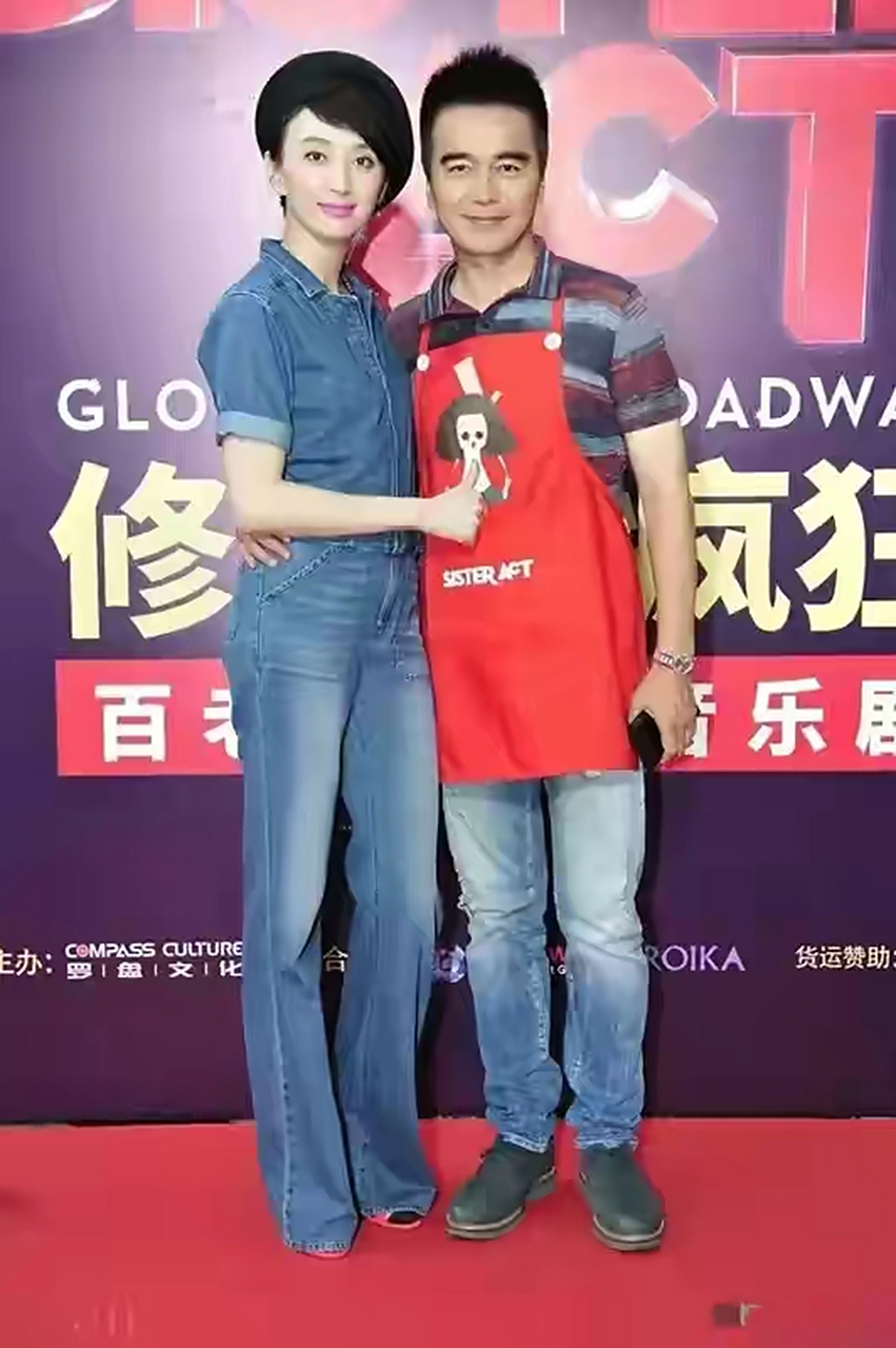 许亚军携妻子妻子张澎参加活动,许亚军是一个实力派又有颜值都演员
