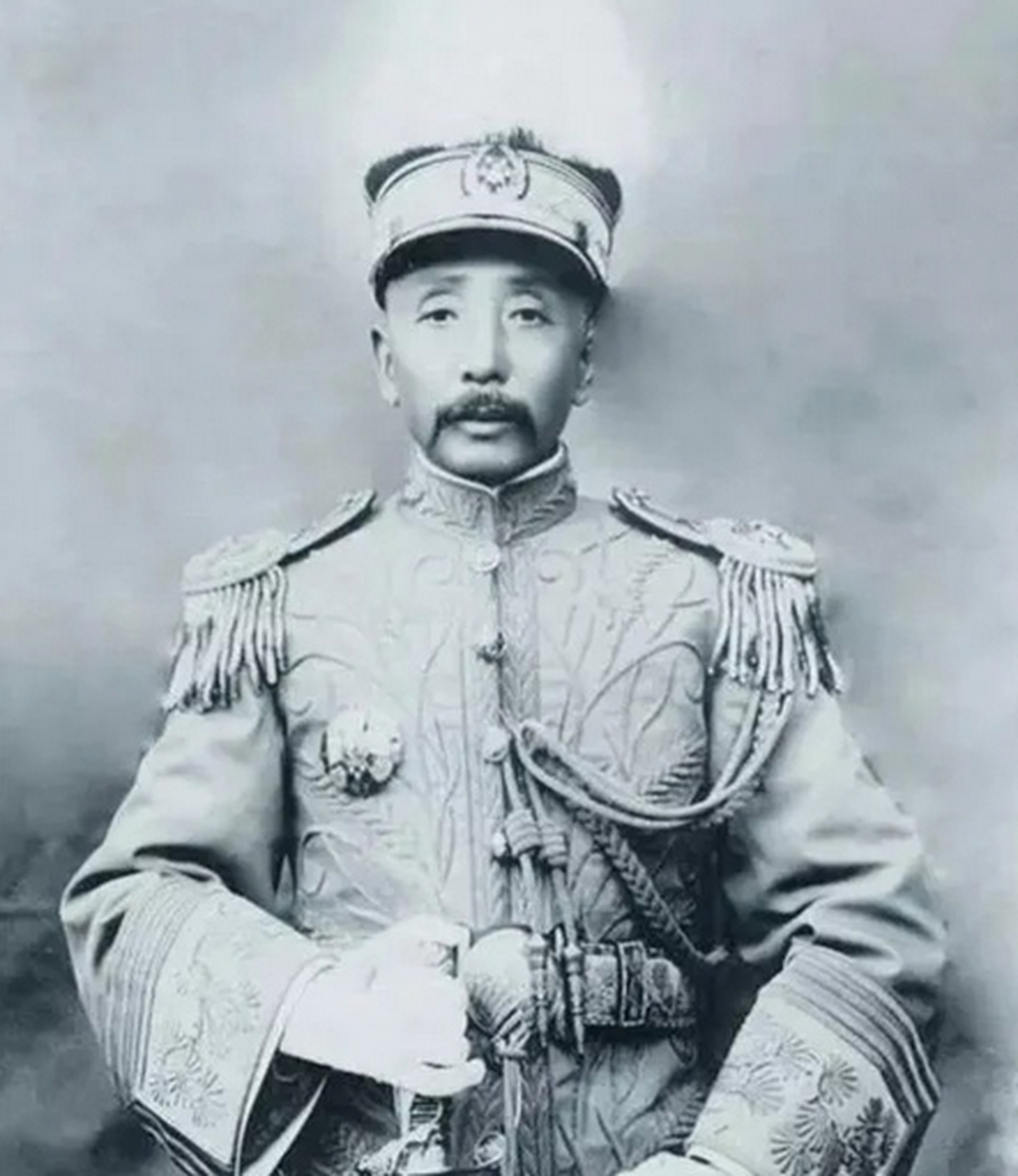 1906年,张锡銮成了张作霖的顶头上司,他精于骑射,有"快马张"之称.