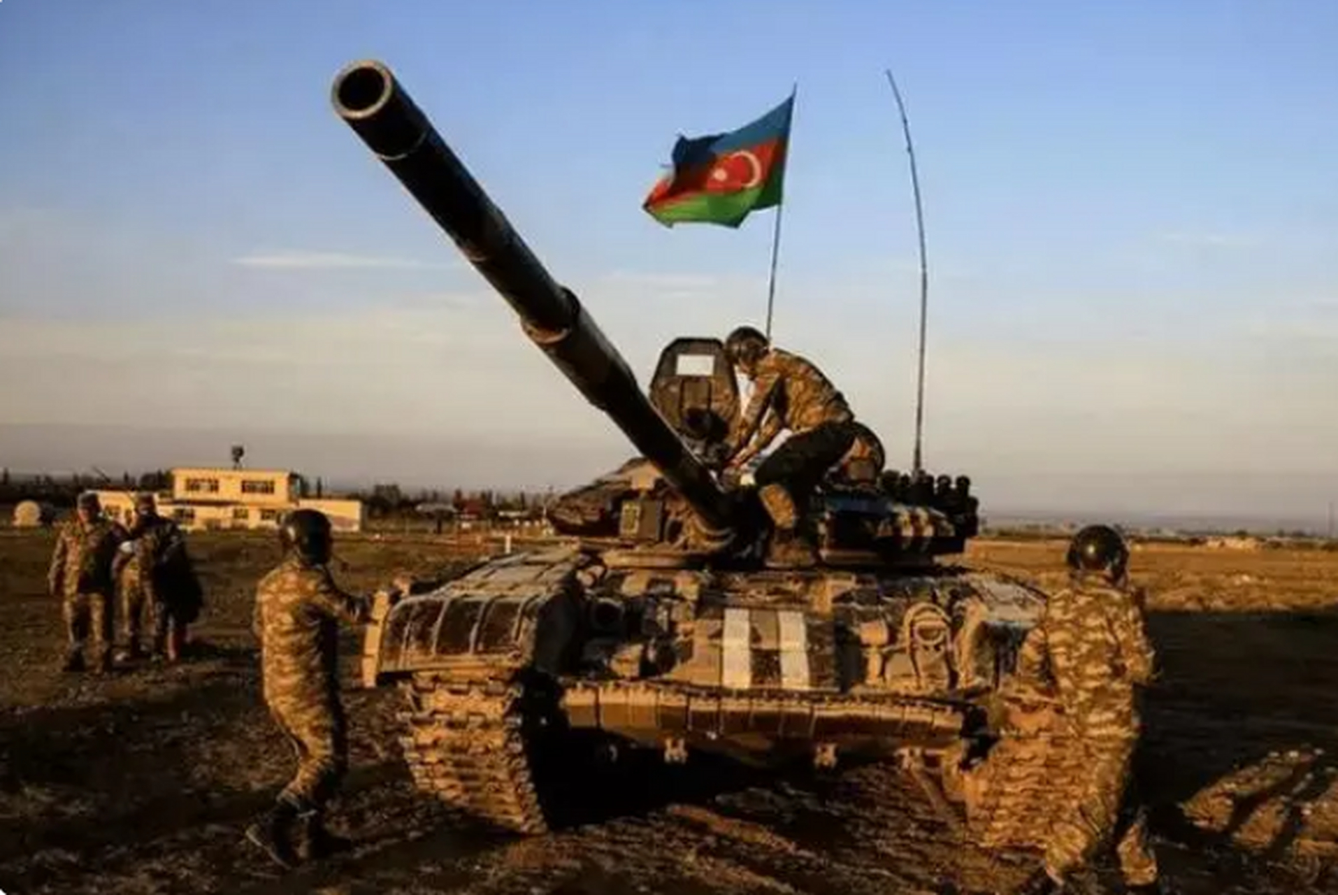 俄乌战场激战正酣,亚阿冲突再次开打数十人伤亡,伊