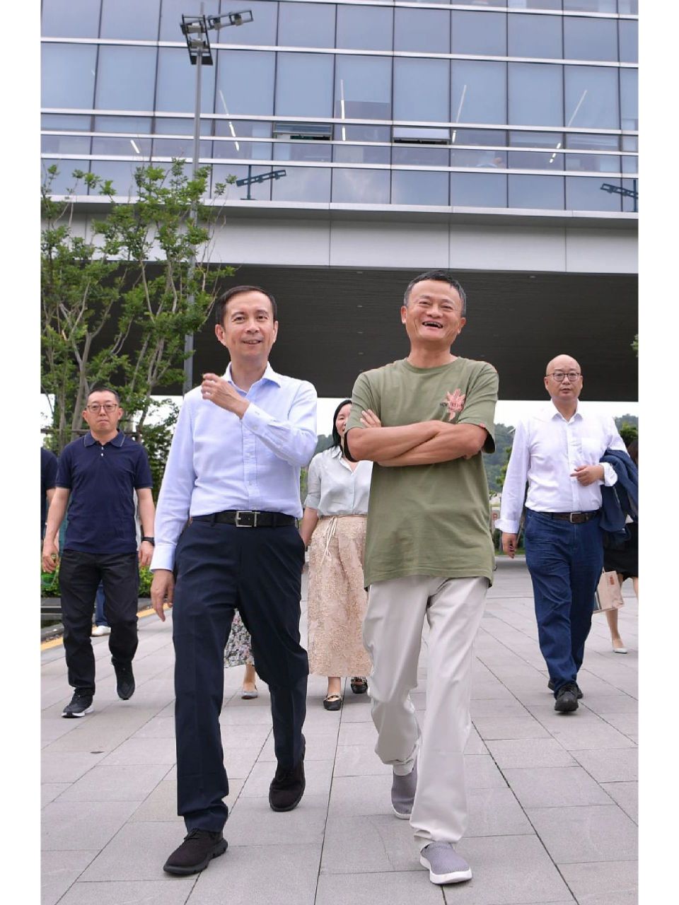 有阿里员工拍到马云来到阿里云谷园区,和张勇一起点了杯咖啡,闲庭信步