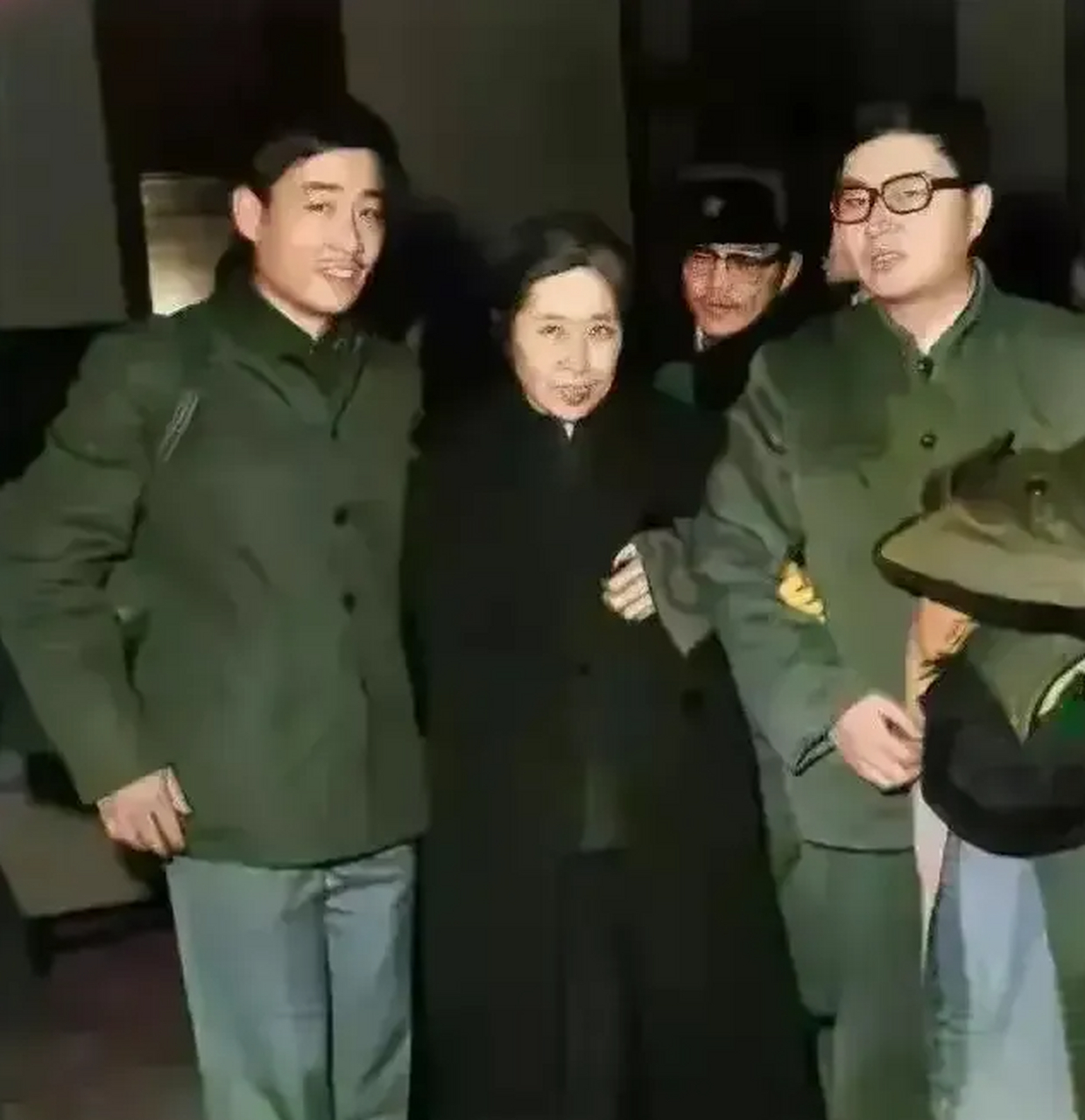 1979年1月27日,王光美在儿子刘源和万里之子万仲翔,万伯翱的搀扶下