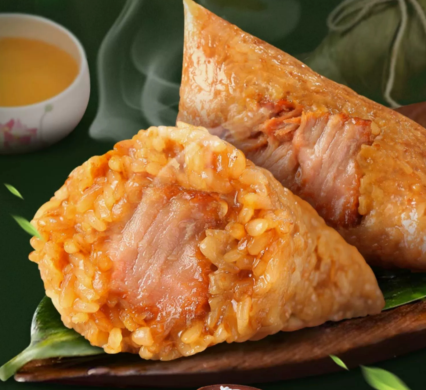 来自嘉兴的鲜肉蛋黄大肉粽子,让你能够品尝到正宗的口感和传统的味道.