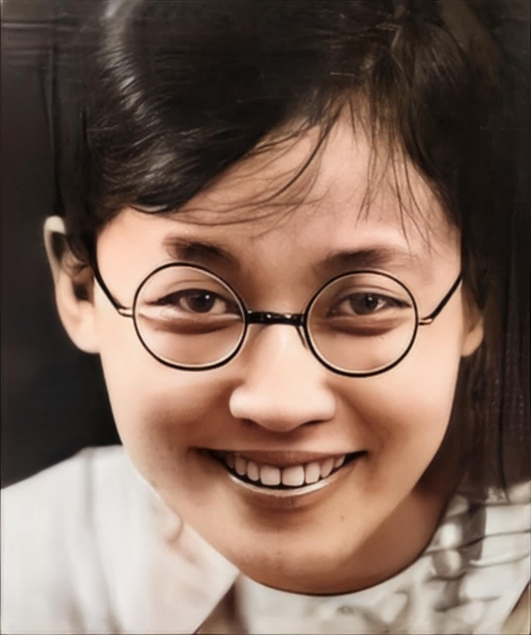 照片中可爱的,戴眼镜的美女是25岁的抗日英雄·陈康容,他的迫害让每一