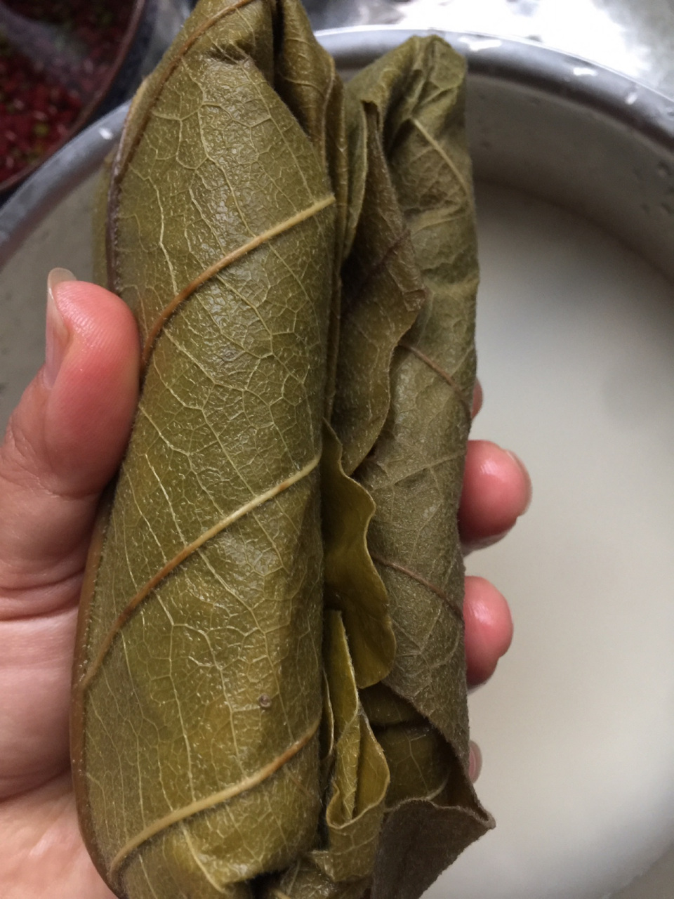 菠萝叶白米粽 每一年老妈都会包一大锅粽子,用柴火煮熟的粽子软糯浓郁