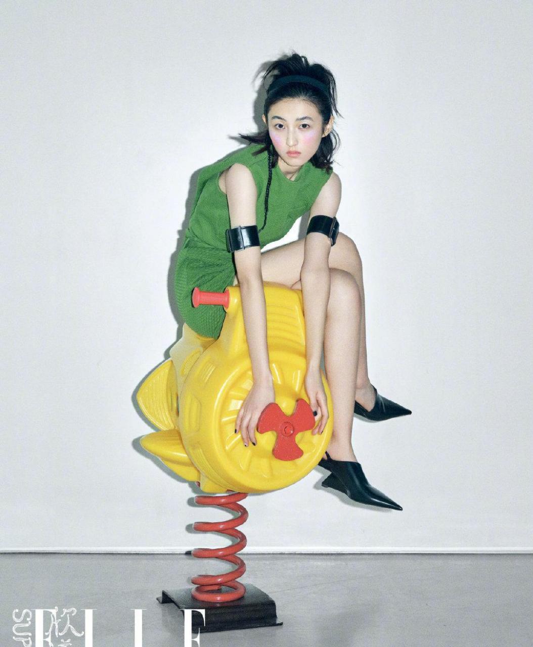 张子枫身着prada登上《欣漾superelle》四月刊封面,把各种儿时的游乐