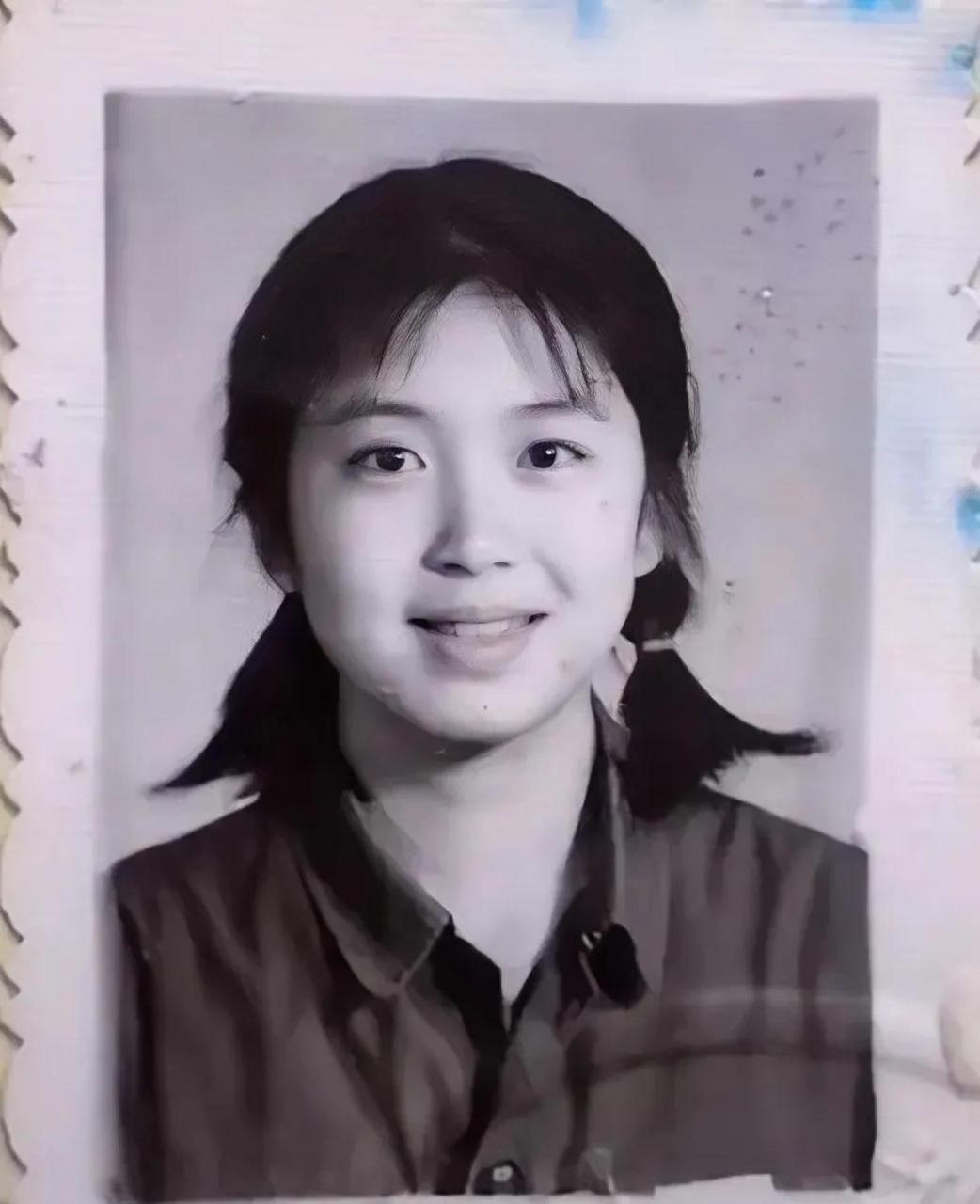 1984年,辽宁葫芦岛兴城县一名高中女生的毕业照,真是一个纯真甜美的美