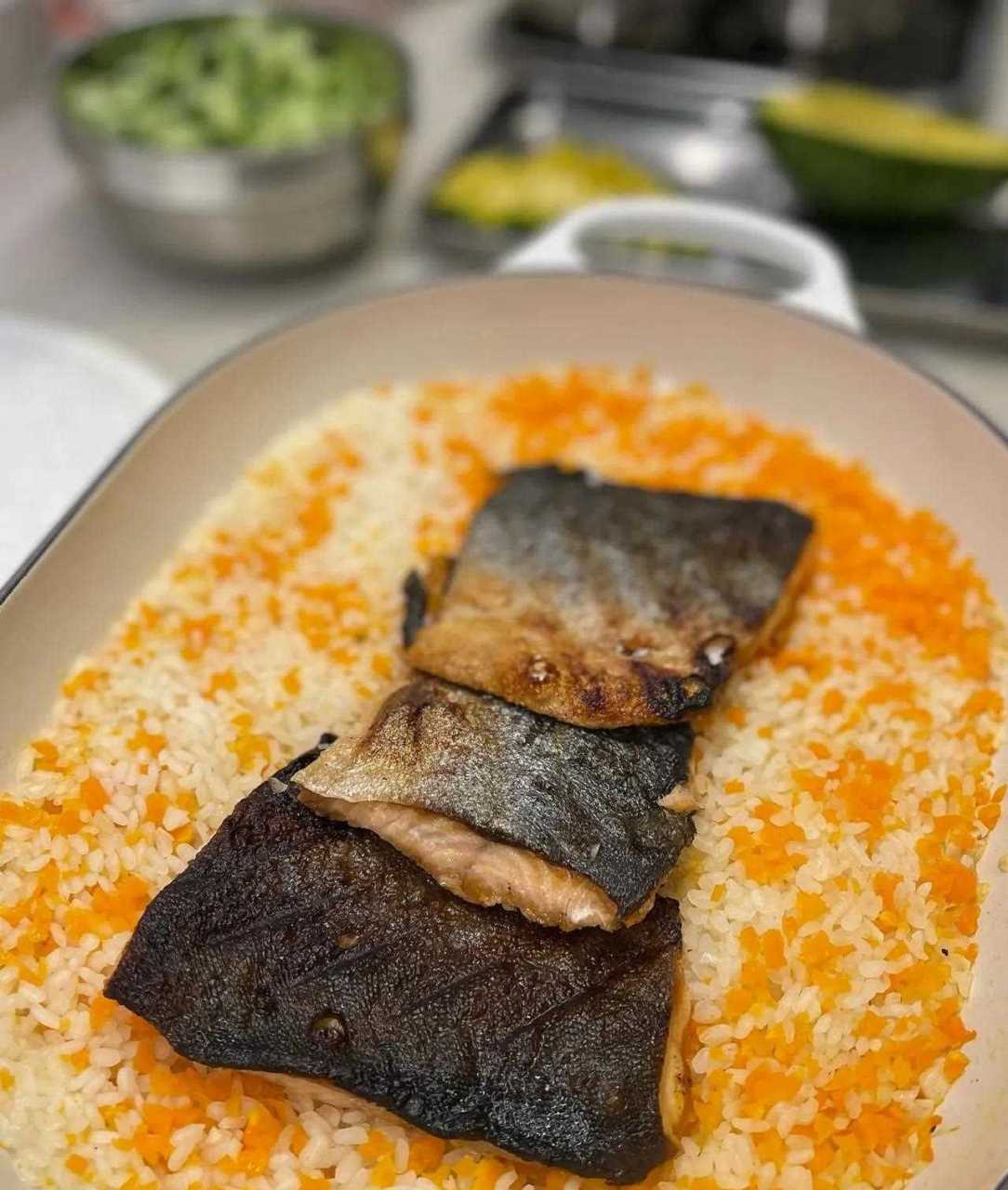 烤鲑鱼戳"锅"在这个美丽的长方形花摆盘[可怜] 吃一份简单快捷的味噌