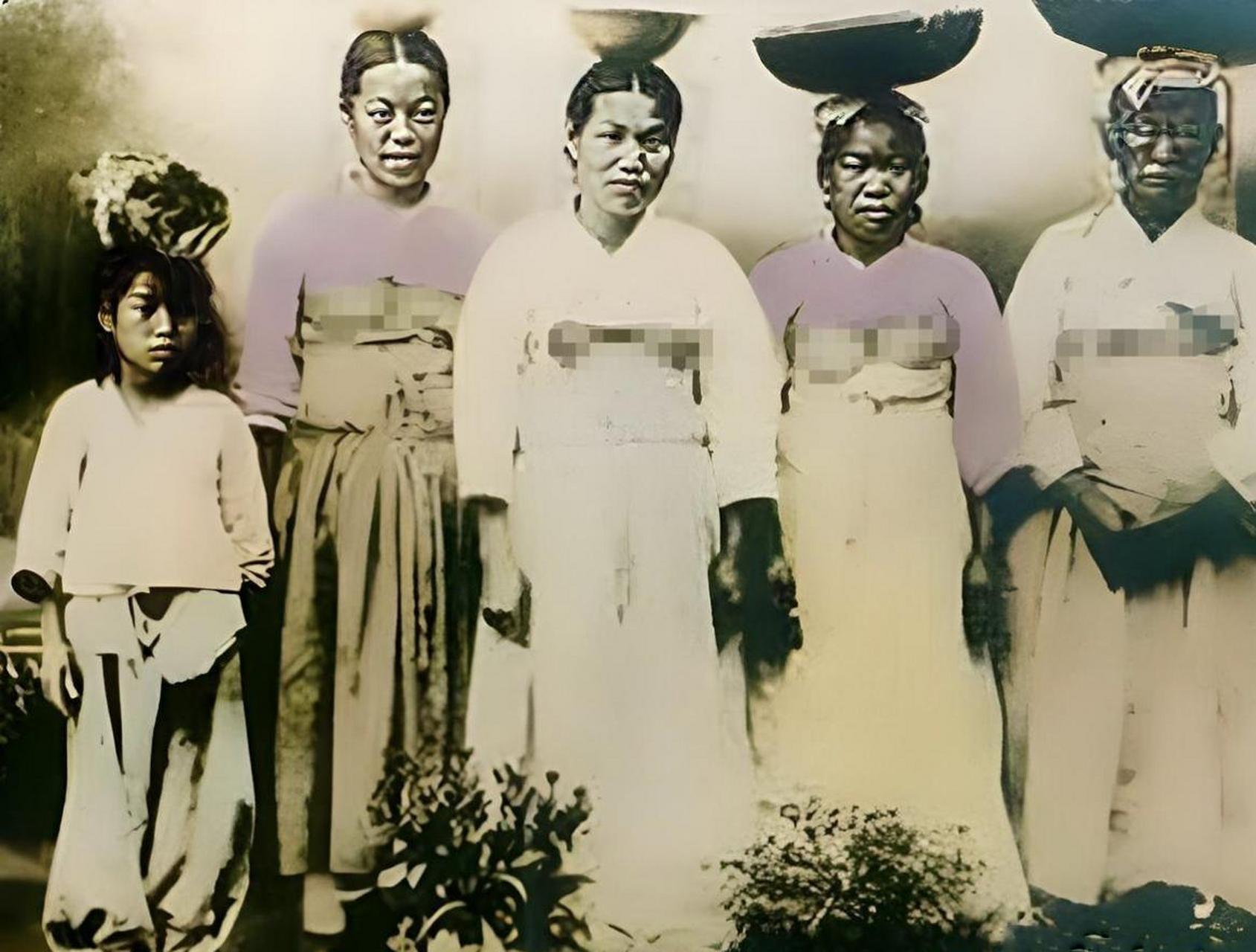 然而,实际上,朝鲜的露乳装并不是贬低女性