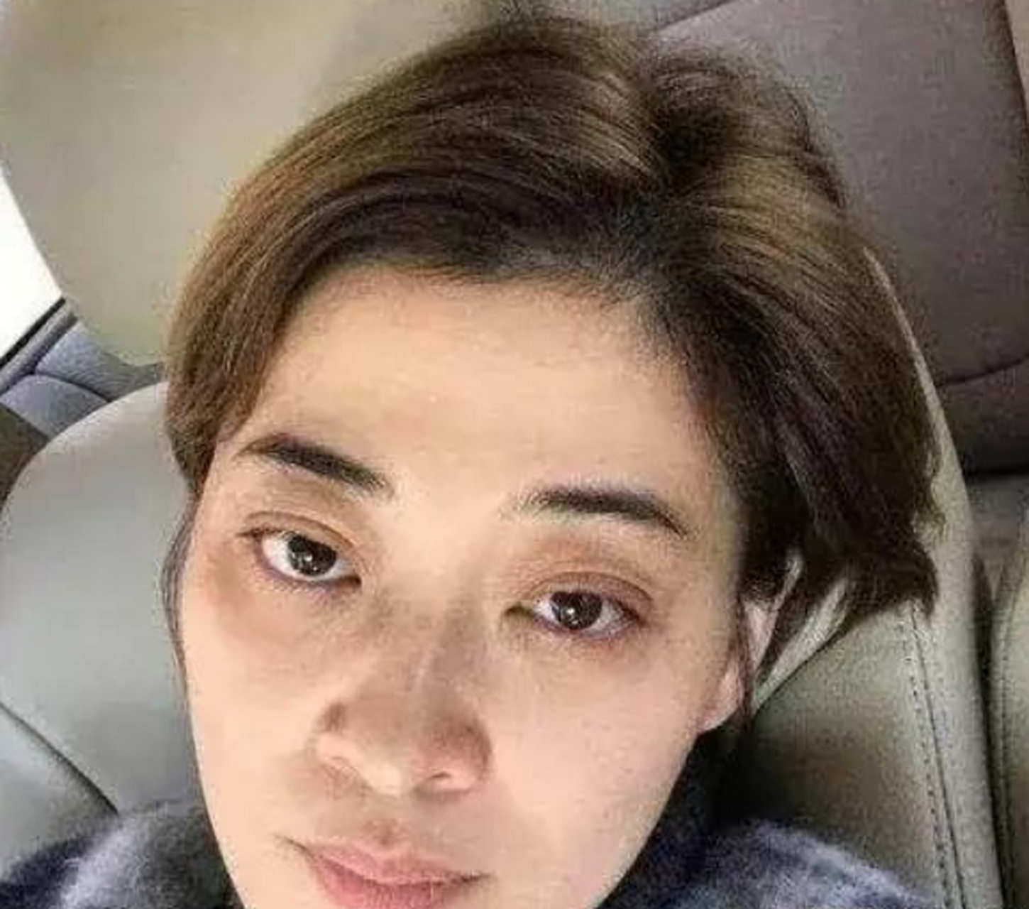 女明星的素颜照片,好像和普通人也差不多,都离不开美颜滤镜