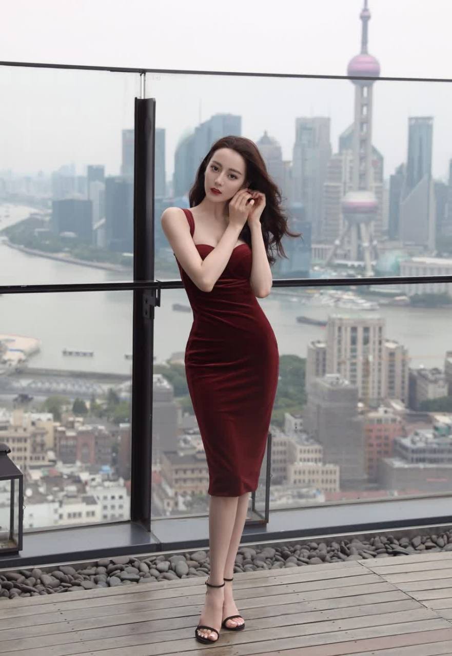 迪丽热巴身材绝了!穿丝绒礼服凹凸感十足,性感有女人味