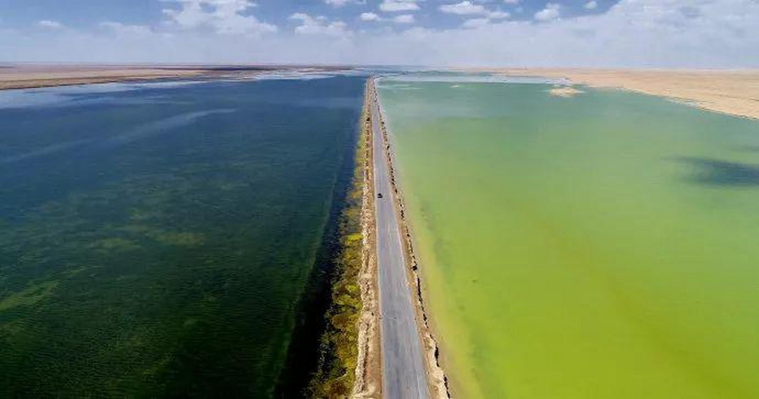 西台吉乃尔湖,湖泊被道路分为两半,一半是咸水,另一半是淡水,一半是蓝