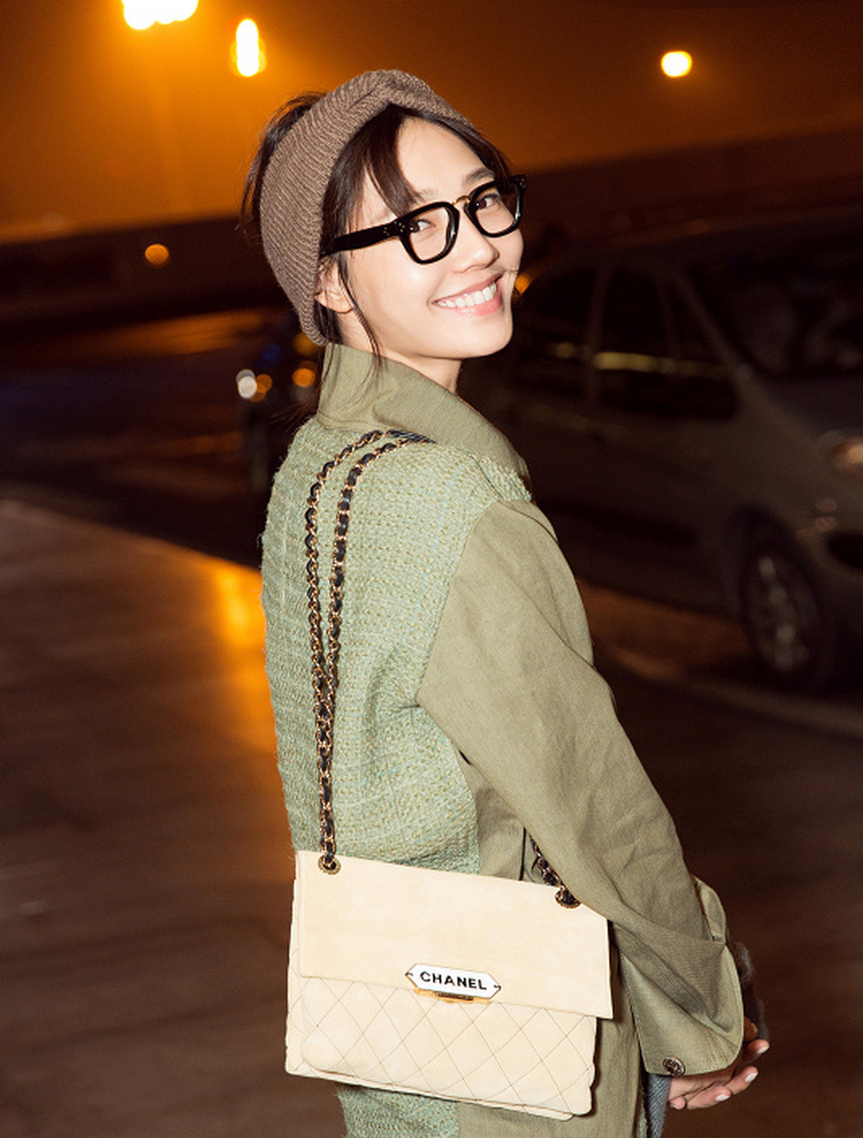 白百何机场街拍好个性,工装风绿外套搭配男友风牛仔裤率性时髦,搭配