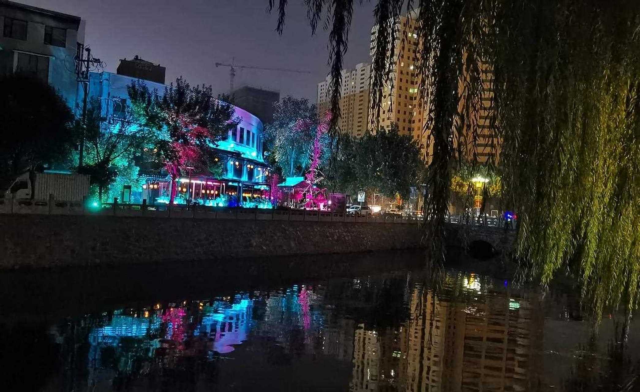 岸边夜景图片