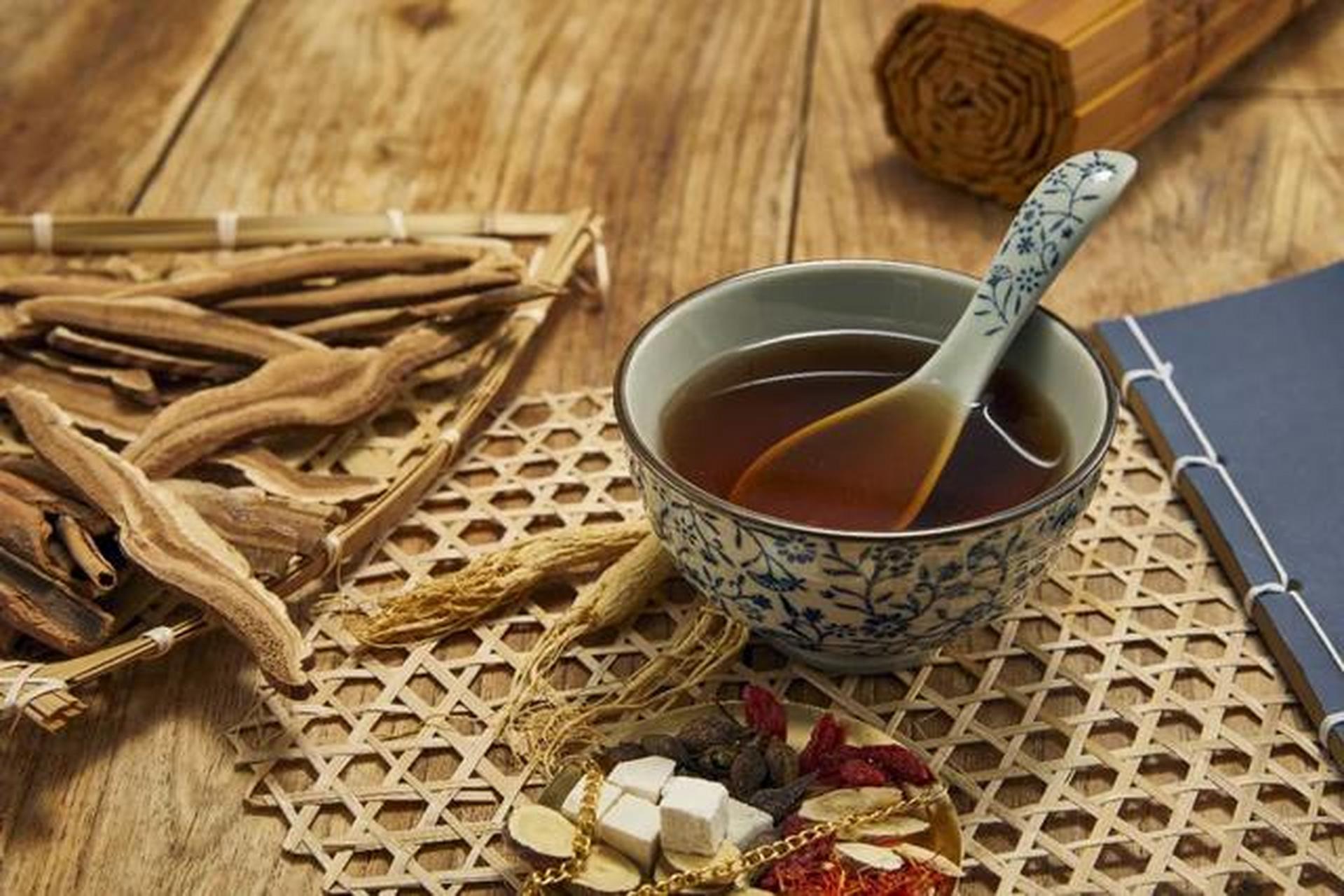 在外地人眼中,广东人喝凉茶有点"自讨苦吃".