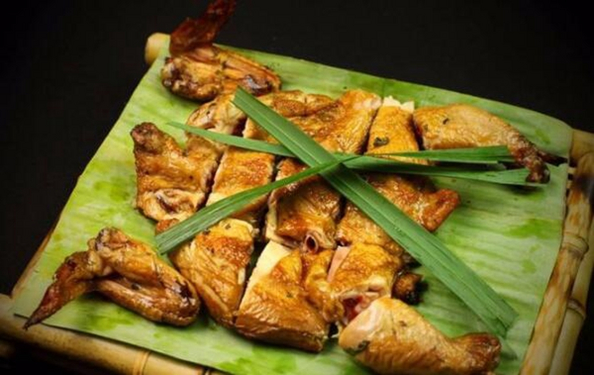 傣族八大特色菜,这是家乡的味道: (一)菠萝紫米饭 (二)竹筒饭 (三)辣