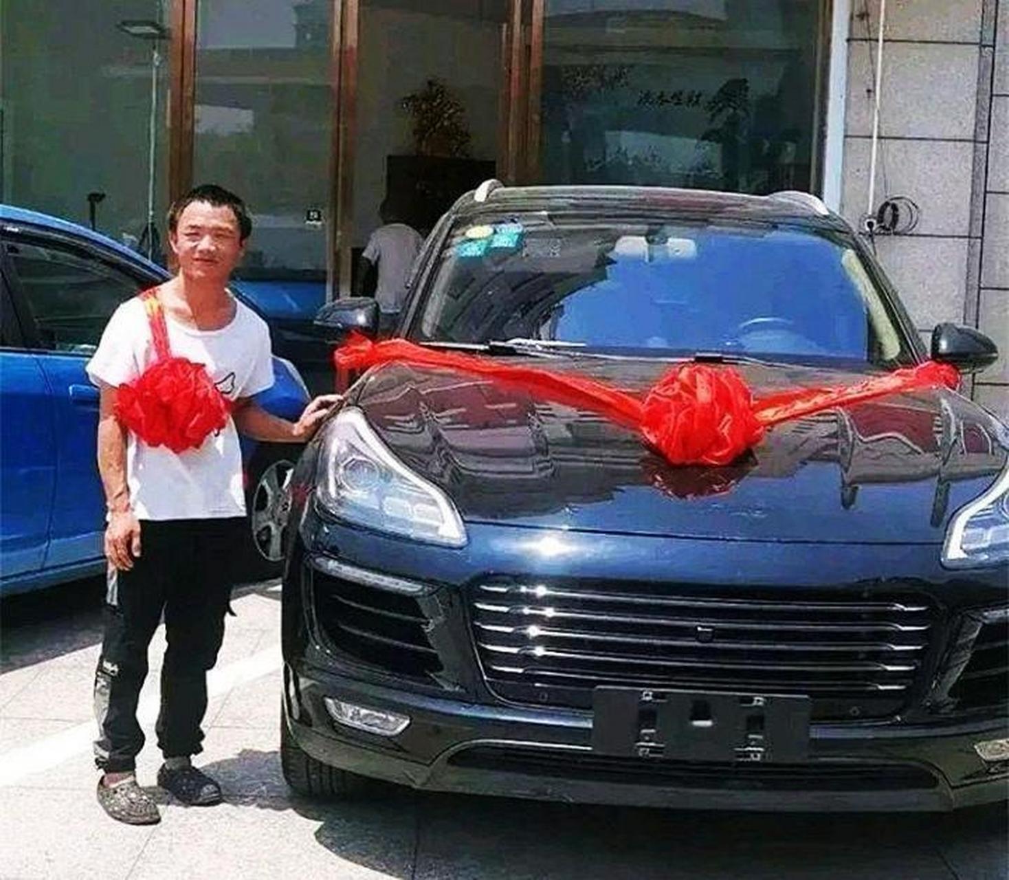 恭喜表弟喜提新车,这车有点像保时捷呀. #搞笑趣味图