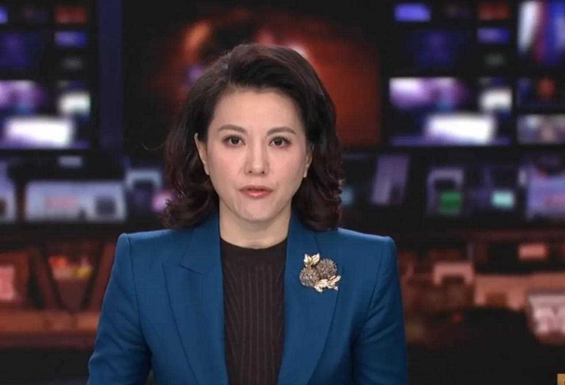 《今日关注》中的女主持人这一身西装搭配,还真够中性的!