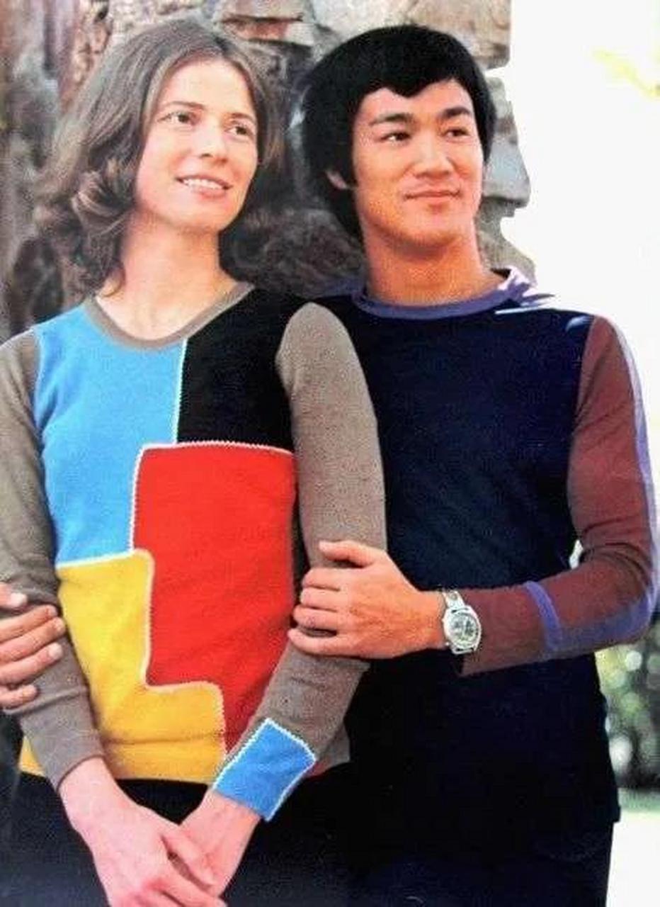 李小龙和他的妻子琳达·埃莫瑞成为了亲密的合影,这是一枚珍贵的照片.