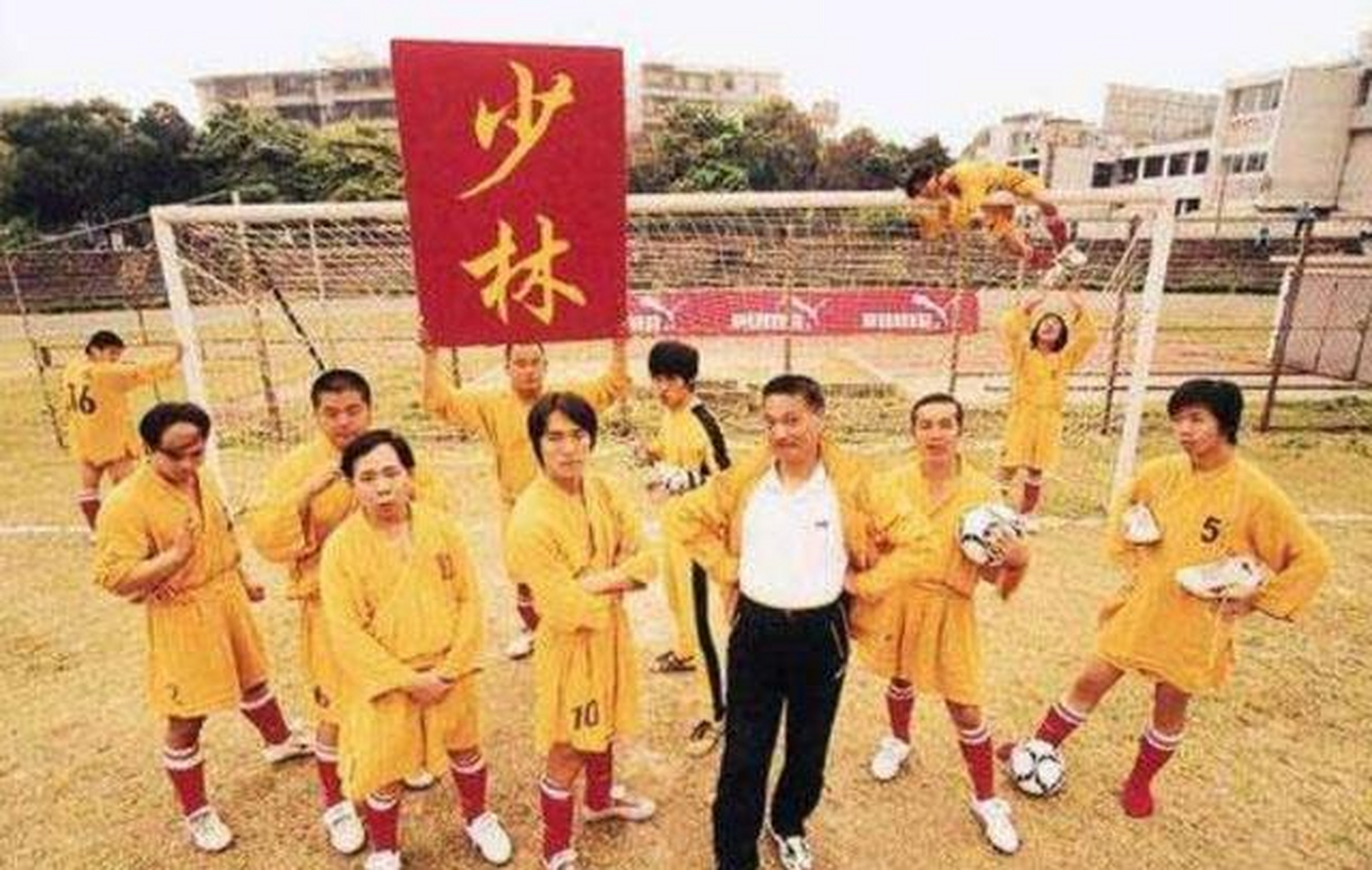 《少林足球》拍摄完成之后,在香港上映斩获了6000多万的票房,刷新了