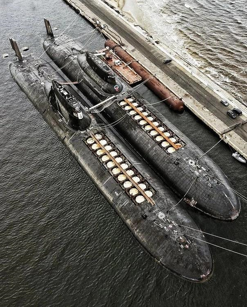 941型"台风"级弹道导弹核潜艇(俄文Акула,鲨鱼级)是世界上体积