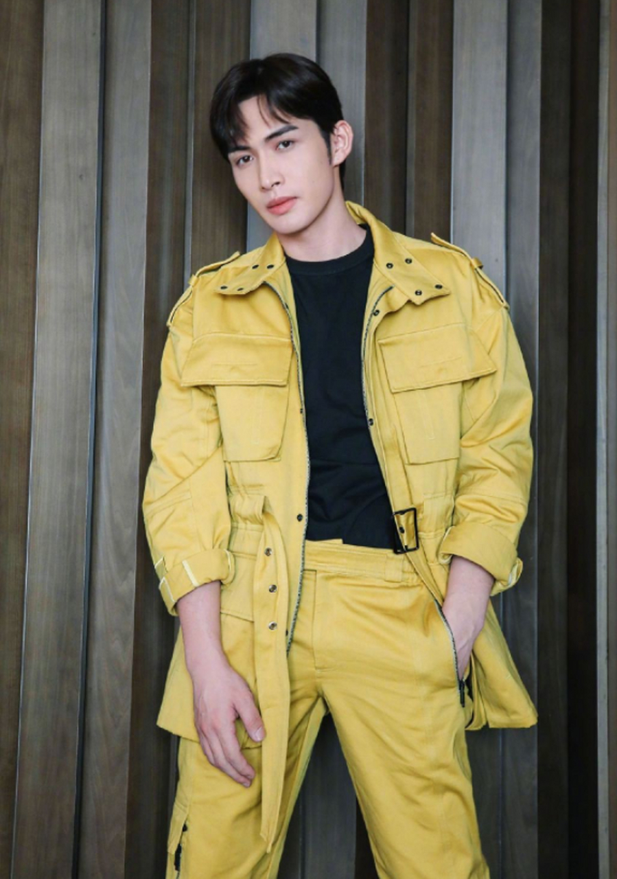 张彬彬也太可爱了,晒古早手机壳,说"杰迷今天很幸福",哈哈哈哈,原来