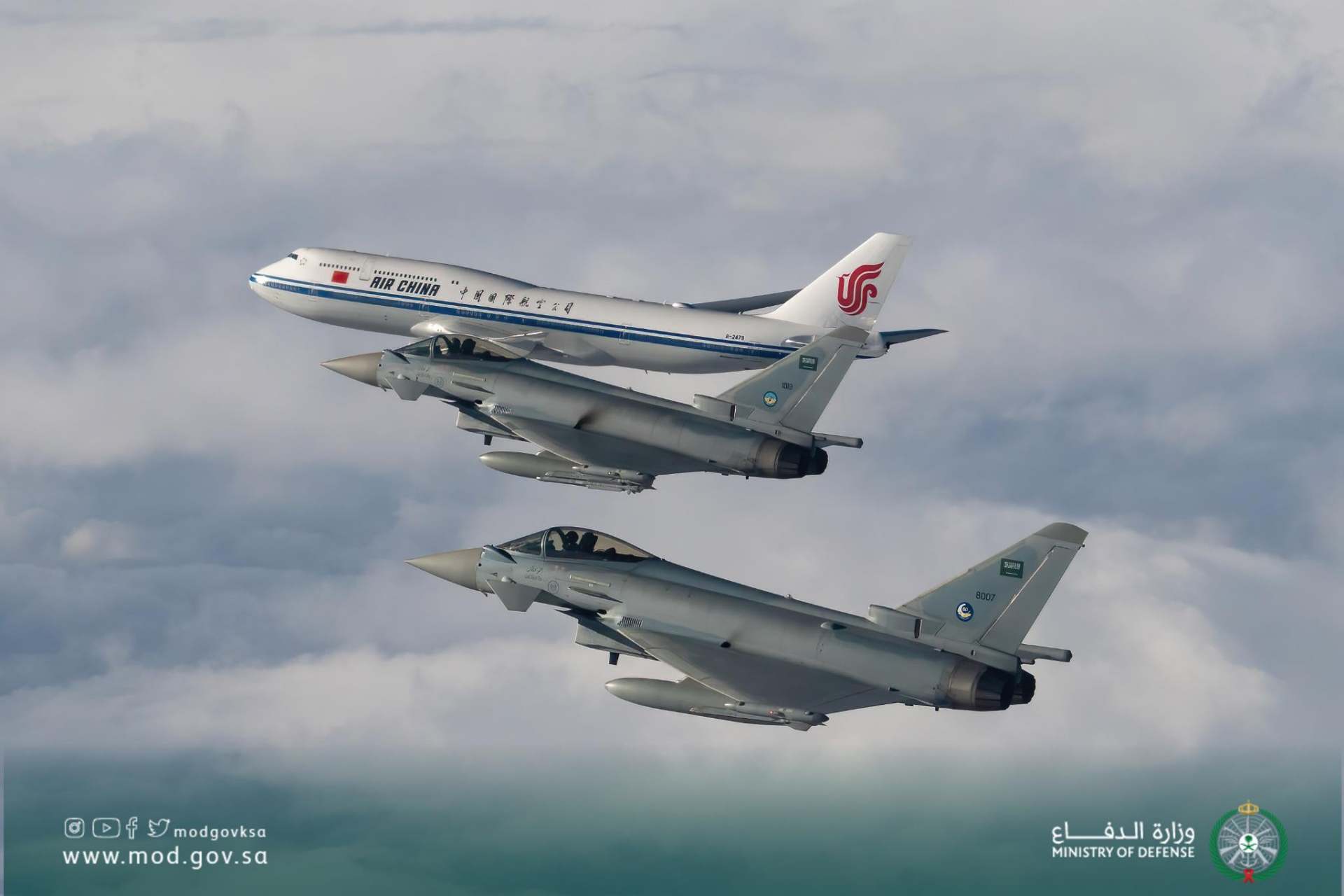 沙特空军起飞『ef-2000』台风为专机护航  #军事# #军事科普# #趣聊