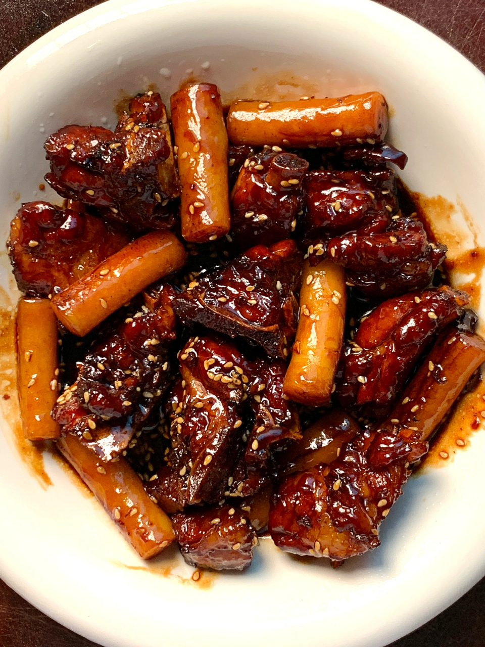 真的很爱吃甜口的菜!今天是可乐排骨年糕 排骨炖的很软烂,年糕条糯糯