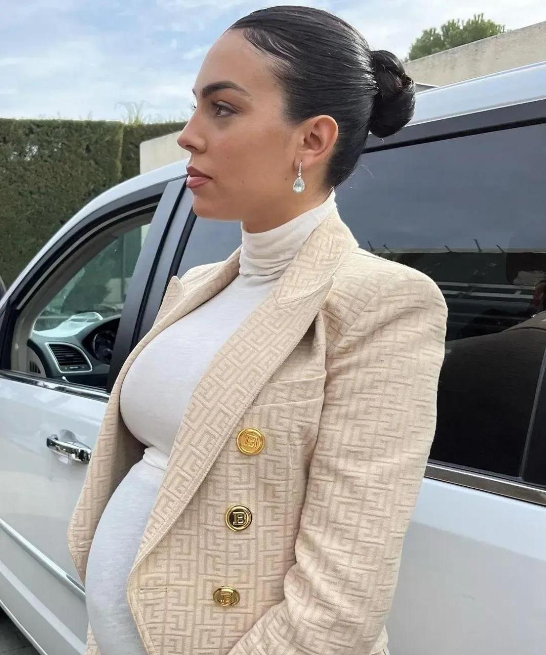 gif创作人# c罗未婚妻乔治娜晒近照,挺着大肚子,精致的妆容,珠光宝气