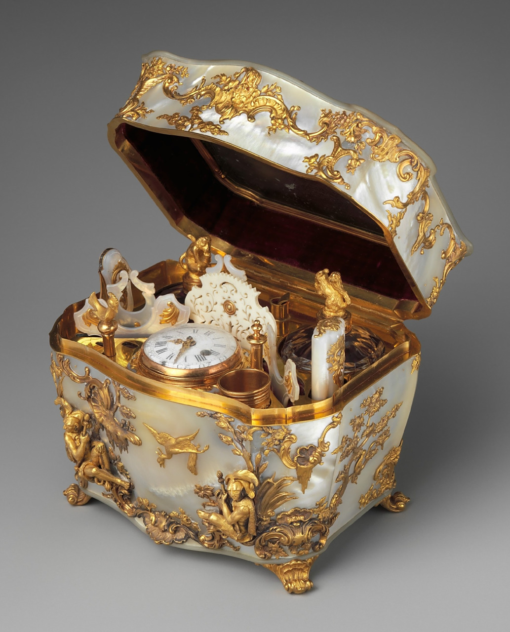 美国大都会博物馆收藏的一件18世纪洛可可风格德国制作的缝纫套件