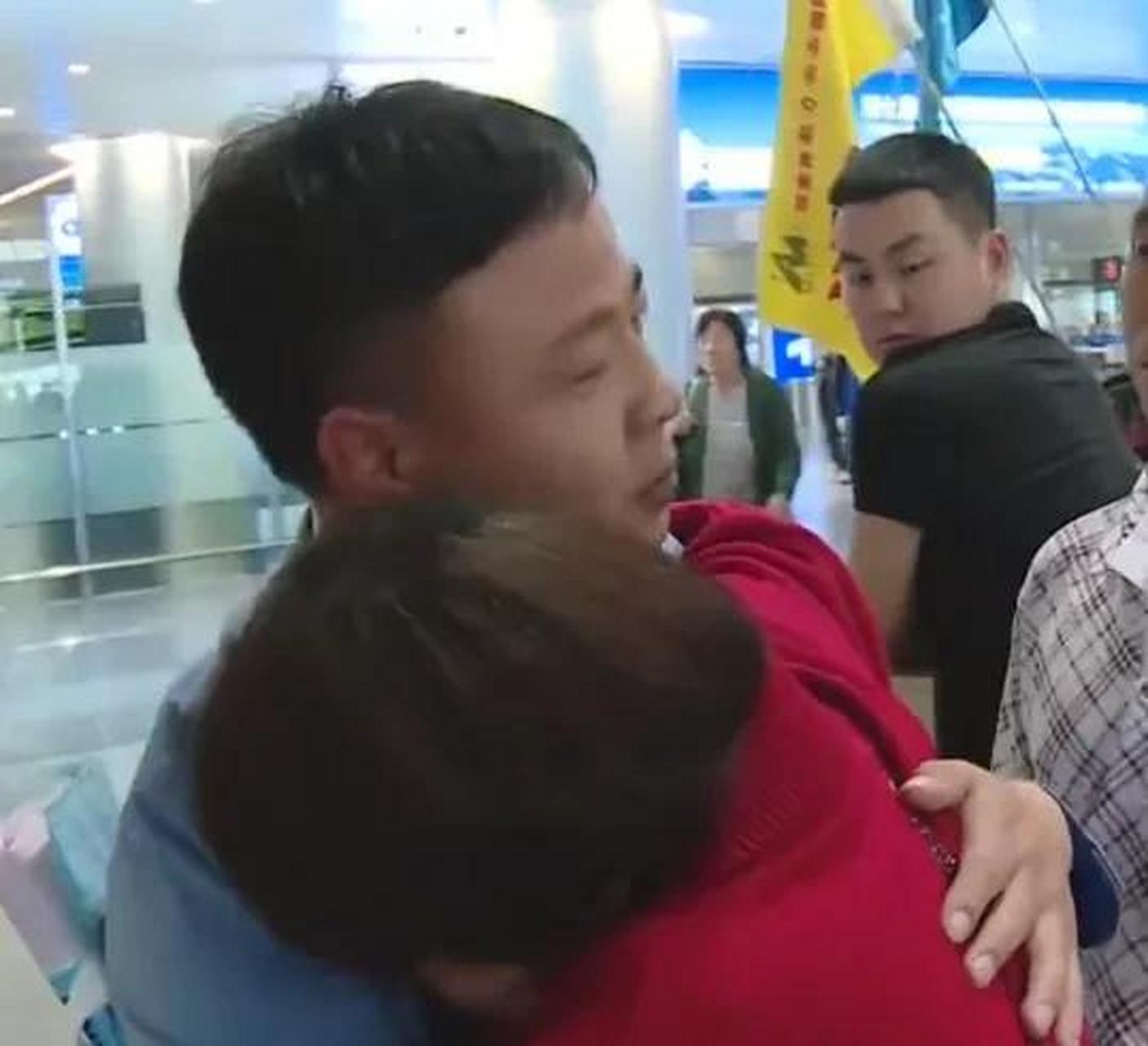 59岁的袁珍钱包里珍藏着2张儿子杨勇的照片.