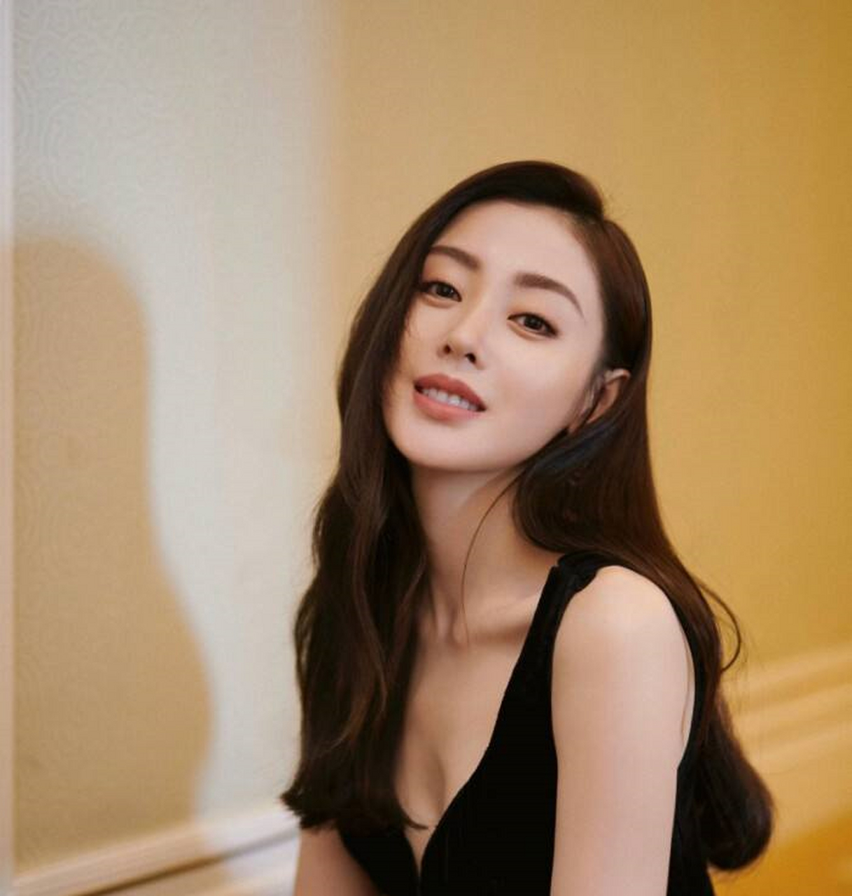 张天爱家的客厅里摆放着深灰色的沙发,其上有着水洗蓝的沙发坐垫和